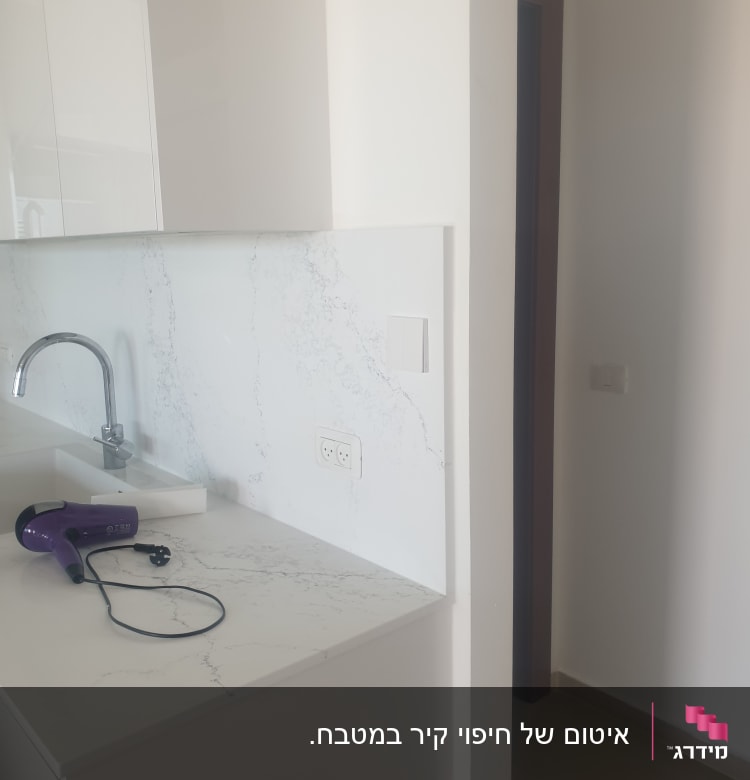 שיש לבן עם כיור וברז במטבח מודרני